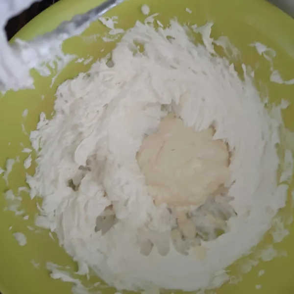 Mixer semua bahan butter cream hingga lembut.
