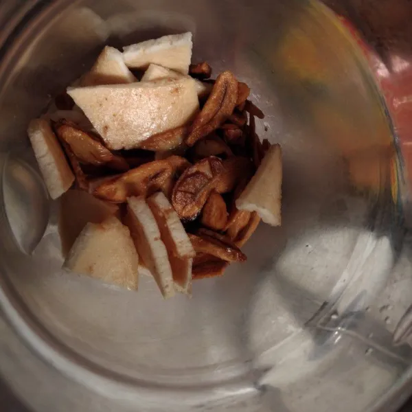 Bubuk koya : haluskan bawang putih goreng dan kerupuk udang hingga halus. Bubuk koya siap digunakan.