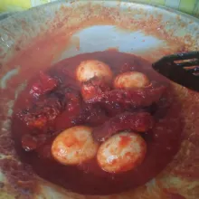 Masukkan telur rebus, tambahkan garam dan gula merah. Beri air secukupnya, masak hingga bumbu meresap dan menyusut, masukkan ikan, masak kembali hingga bumbu meresap ke ikan dan mengental. Koreksi rasa. Jika sudah pas, matikan api. Sisihkan.
