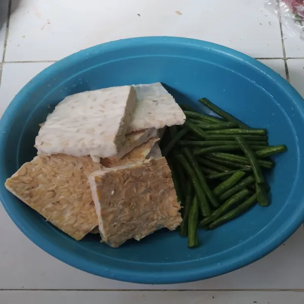 Potong kacang panjang dan tempe sesuai selera.