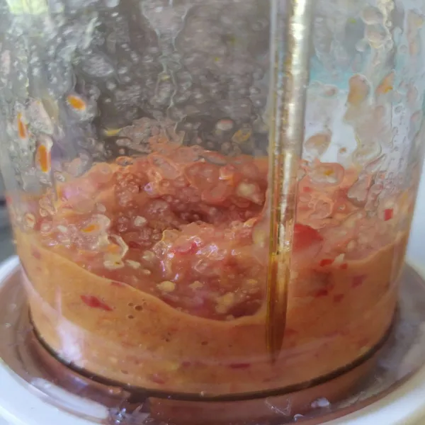 Blender bumbu halus sampai benar-benar halus.