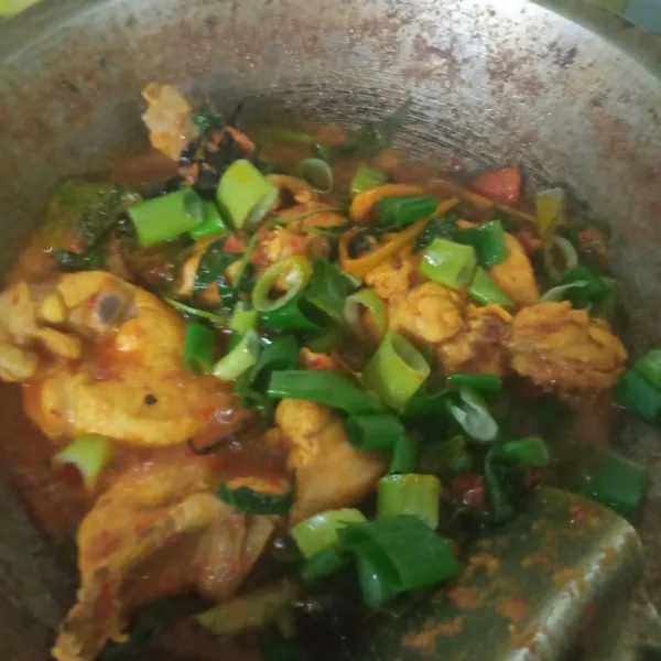 Terakhir, masukkan daun kemangi, potongan tomat dan daun bawang. Aduk rata, masak sebentar saja. Koreksi rasa, jika sudah pas, matikan api. Pindahkan ayam woku ke piring saji.