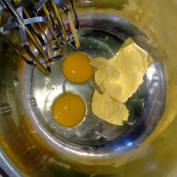 Mixer telur dan margarin hingga tercampur rata.