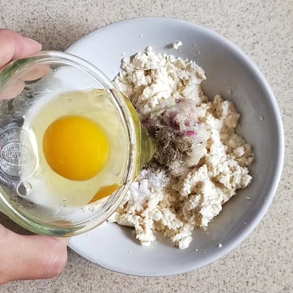 Buat isian cumi dengan hancurkan tahu lalu tambahkan telur, garam, kaldu jamur, dan merica bubuk. Aduk hingga tercampur rata.