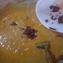 Jika sudah mengeluarkan minyak dan santan mengental, masukan kelapa sangrai yang sudah digiling halus. Tambahkan kaldu jamur dan garam, aduk rata.