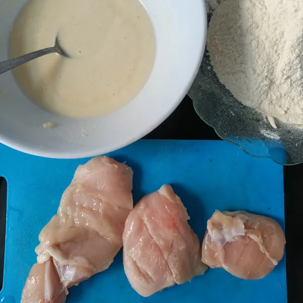 Siapkan ayam. Untuk pelapis basahnya: Campur air dan 4 sdm tepung kentucky serbaguna aduk rata. Siapkan secukupnya tepung kentucky untuk pelapis kering.
