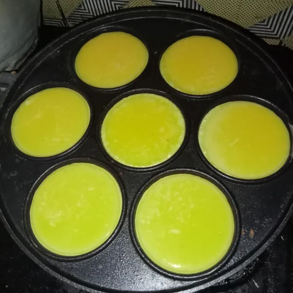 Panaskan cetakan dan tuang adonan secukupnya ke dalam cetakan. Tutup cetakan dan masak dengan api kecil.
