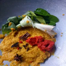 Blender halus bumbu lalu masukan ke dalam wajan. Tambahkan cabe giling, serai, daun kunyit, daun jeruk, bunga lawang, kayu manis, dan cengkeh.