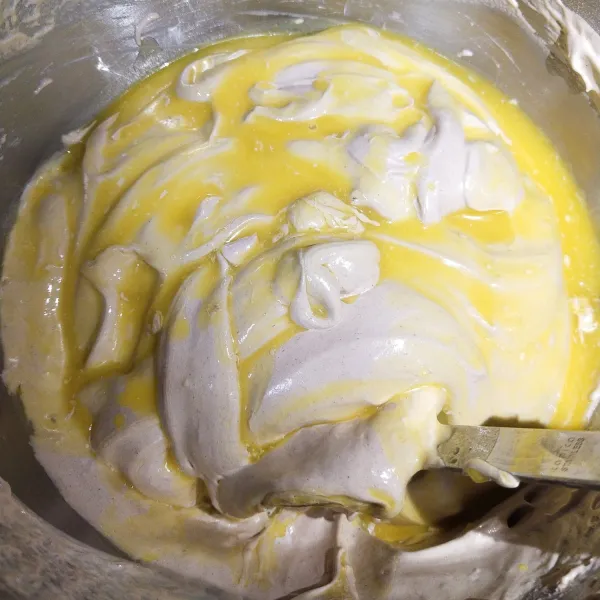 Kemudian, masukkan lelehan margarin. Lalu aduk balik hingga rata.
