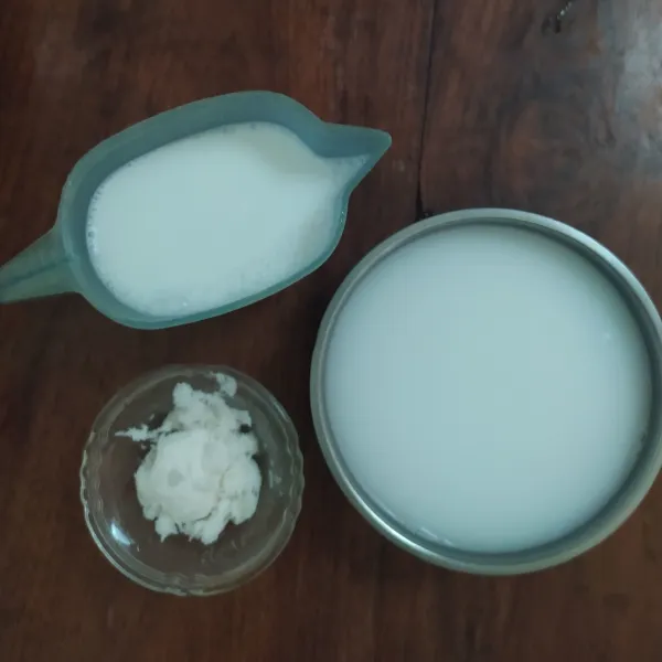 Kelapa parut dijadikan santan kental sebanyak 500 ml dan 750 ml santan encer. Sebelum dijadikan santan, sisihkan dulu 1-2 genggam kelapa parut untuk disangrai. Sangrai sampai kecoklatan, kemudian dihaluskan. Sisihkan.