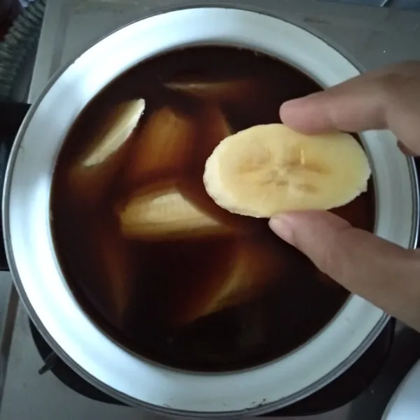 Setelah mendidih masukkan pisang,masak hingga pisang empuk.
