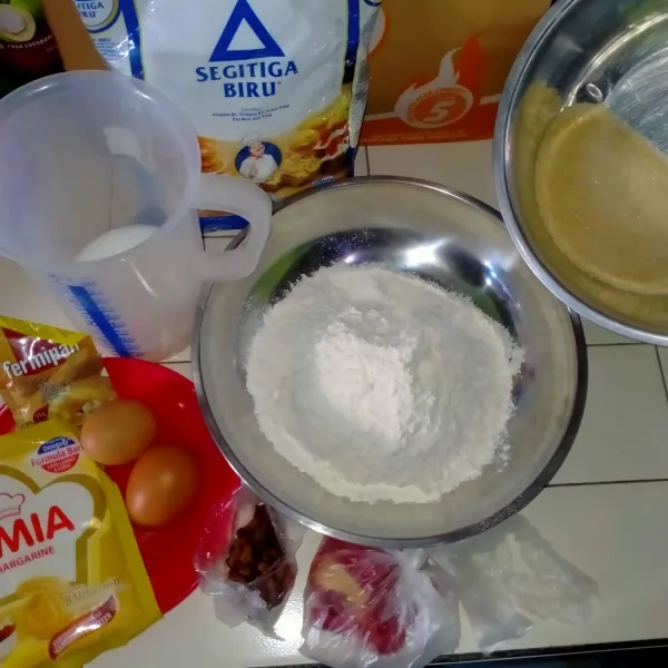 Siapkan seluruh bahan. Larutkan kental manis dalam air dan gula pasir. Aduk rata, sampai gula larut.