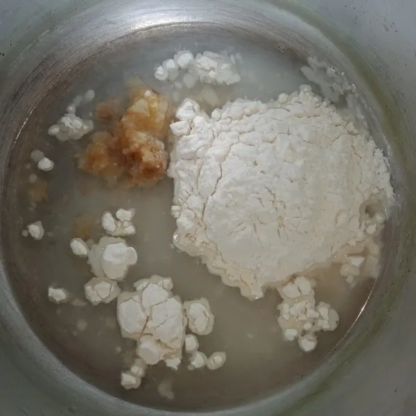 Masukkan tepung terigu, air, dan bawang putih yang sudah dihaluskan. Aduk rata kemudian masak dengan api sedang.