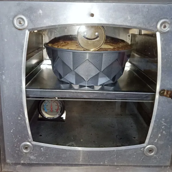 Oven sampai matang, saya pakai otang oven hock hanya api bawah, suhu 170 °C, ±75 menit, karna kue tinggi jadinya matangnya agak lama (panaskan dulu oven 15 menit sebelumnya).