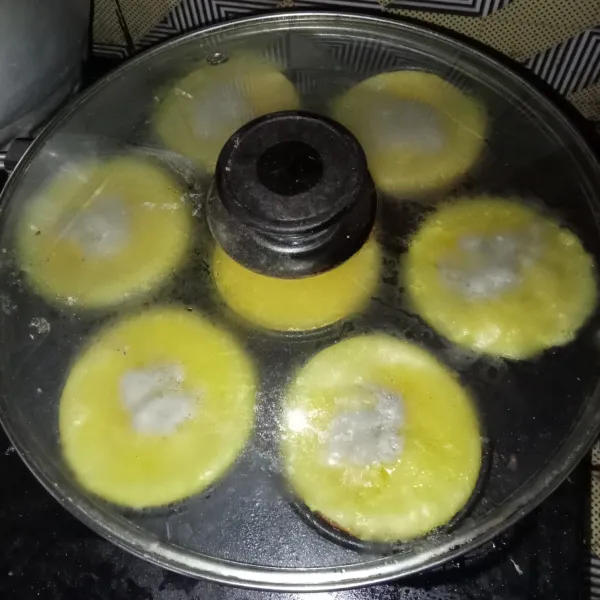 Setelah setengah matang, beri lalaan diatasnya dan tutup kembali cetakan, masak hingga matang.