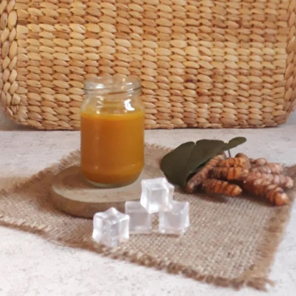 Setelah dingin, saring jamu dan simpan di kulkas karena lebih nikmat di minum dingin.