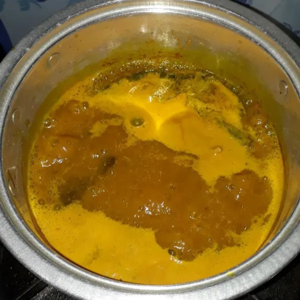 Rebus jamu hingga mendidih dan gula merah larut, lalu biarkan dingin.
