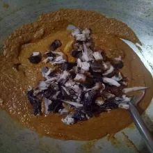 Masukkan ikan tongkol yang sudah disuwir, aduk rata dan masak sampai benar-benar kering.