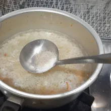 Tambahkan garam, gula, dan merica.