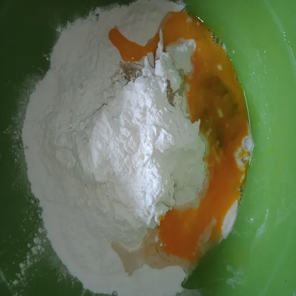 Pindahkan adonan tepung terigu ke dalam wadah, kemudian tambahkan tepung tapioka dan telur. Aduk rata, uleni hingga kalis dapat dibentuk.