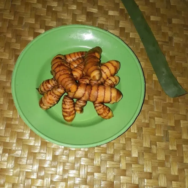 Cuci bersih kunyit, bersihkan dari sisa-sisa tanah yang menempel lalu tiriskan.