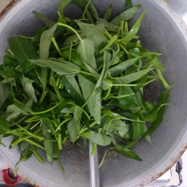 Masukkan kangkung lalu aduk rata.