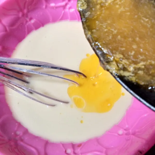 Tuang margarin yang sudah dilelehkan terlebih dahulu, aduk rata.