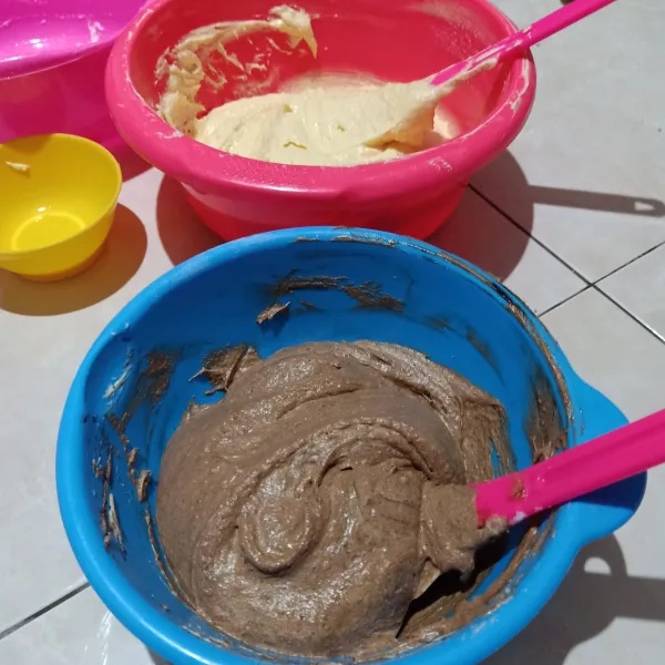Bagi adonan jadi 2 bagian, yang satu biarkan tetap putih, satunya campur dengan coklat bubuk dan pasta coklat.