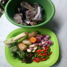 Siapkan bahan, cuci bersih ikan lalu lumuri dengan perasan jeruk nipis. Diamkan selama 15 menit.