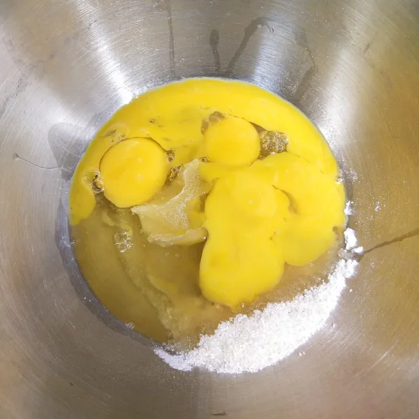 Langkah yang pertama adalah, pecahkan telur dan gula pasir. Kocok emulsifier menggunakan mixer, dengan kecepatan maksimal selama 10 menit hingga mengembang (putih berjejak).
