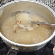 Masukkan air dan udang, masak hingga mendidih.