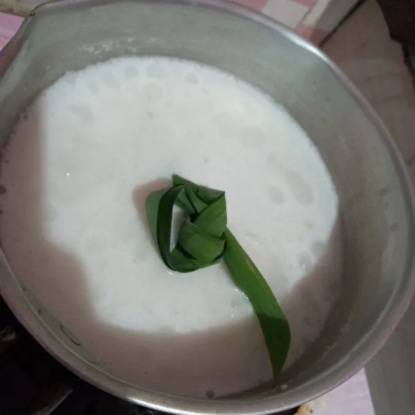 Cuci bersih beras lalu tuang santan. Beri garam dan daun pandan, masak sampai air menyusut.