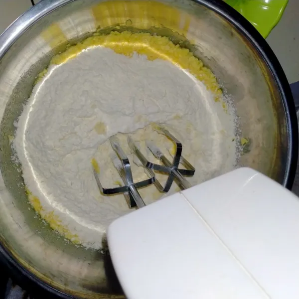 Lalu masukkan tepung terigu dan ragi, mixer kembali hingga semua tercampur rata.