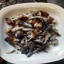 Goreng ikan hingga kecoklatan kemudian tiriskan dan dinginkan sebentar. Suwir-suwir ikan, sisihkan.