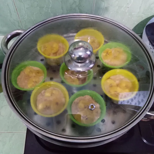 Kukus sampai matang selama 15-20 menit. Setelah matang, angkat dan sajikan.