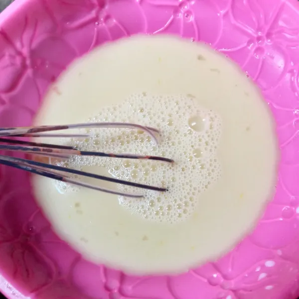 Campurkan telur, gula pasir, santan, vanili dan garam. Aduk-aduk hingga berbusa dan gula larut.
