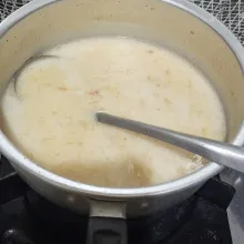 Tambahkan santan, masak hingga mendidih sambil diaduk agar santan tidak pecah.