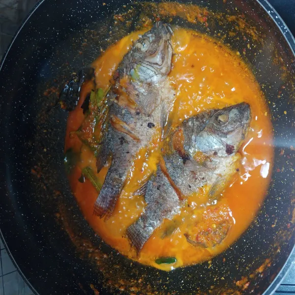 Setelah bumbu mendidih, masukkan ikan, masak sampai kuah menyusut dan bumbu meresap ke dalam ikan.