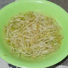 Seduh tauge dengan air panas.
