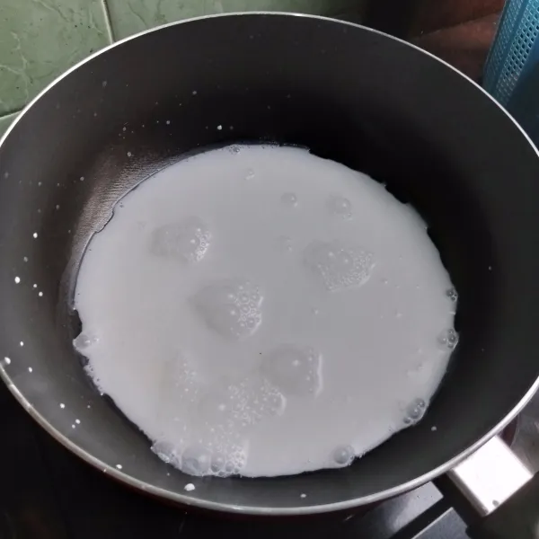 Didihkan santan dan air. Aduk rata kemudian matikan kompor dan dinginkan sebentar.