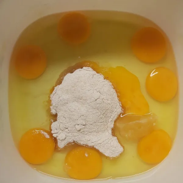 Mixer telur, kuning telur, gula, dan sp.