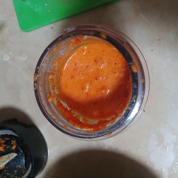 Haluskan bumbu menggunakan blender.
