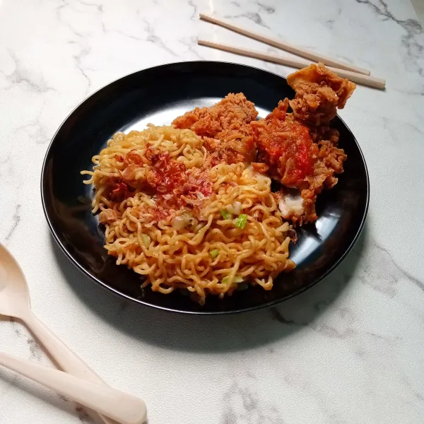 Sajikan mie goreng dan ayam geprek bersama dengan sambal.