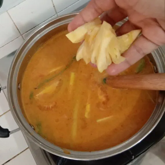 Tambahkan potongan nanas dan tomat.