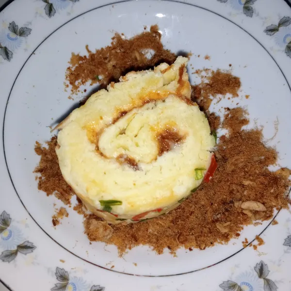 kemudian beri taburan abon sapi sambil sedikit ditekan. Abon Gulung siap disajikan.