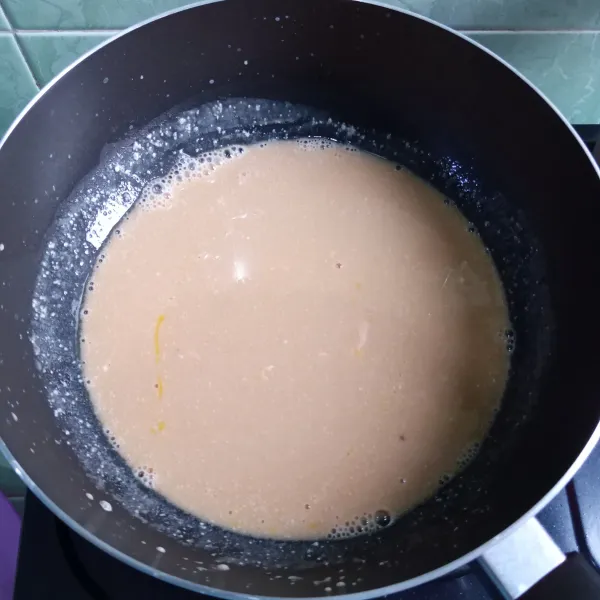 Masukkan gula palem, gula pasir, telur, dan vanili. Aduk rata.