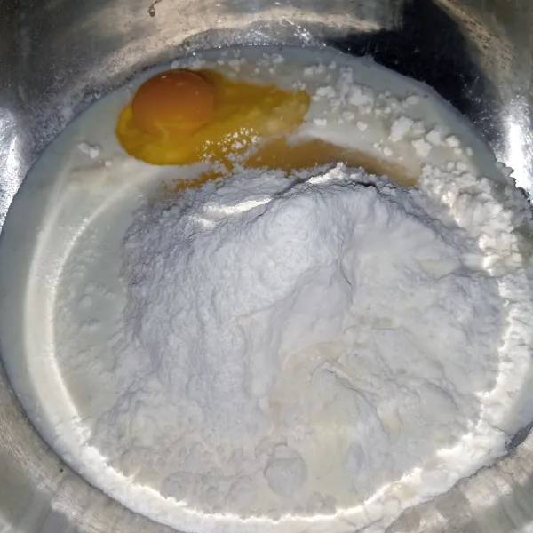 campur semua bahan roti kecuali butter dan garam