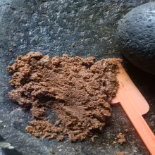 Sangrai kelapa parut hingga coklat kehitaman lalu giling halus sampai mengeluarkan minyak (tidak disarankan diblender).