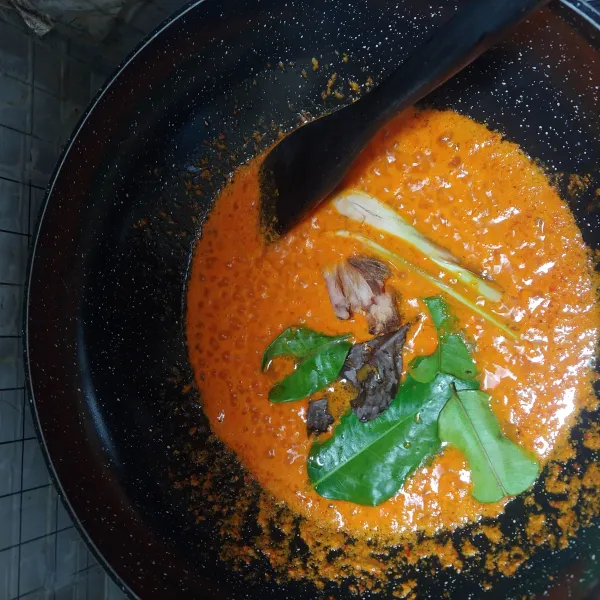 Tumis bumbu halus, tambahkan daun jeruk, daun salam, serai, dan lengkuas. Masak bumbu sampai tanak dan matang.