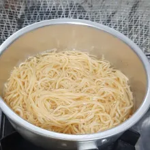 Rebus mie hingga matang lalu tiriskan.